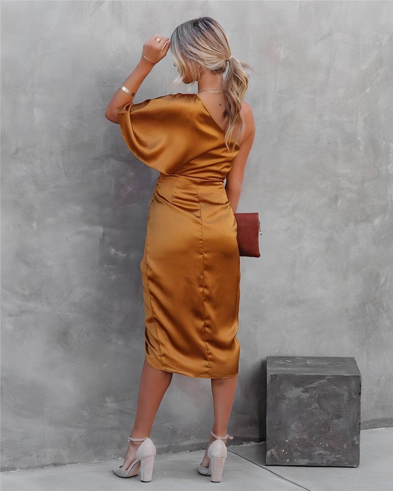 Elegancka sukienka z jedwabiu Livano z rozcięciami