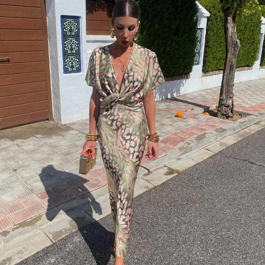Elegancka sukienka Livano z jedwabiu z dekoltem w serek