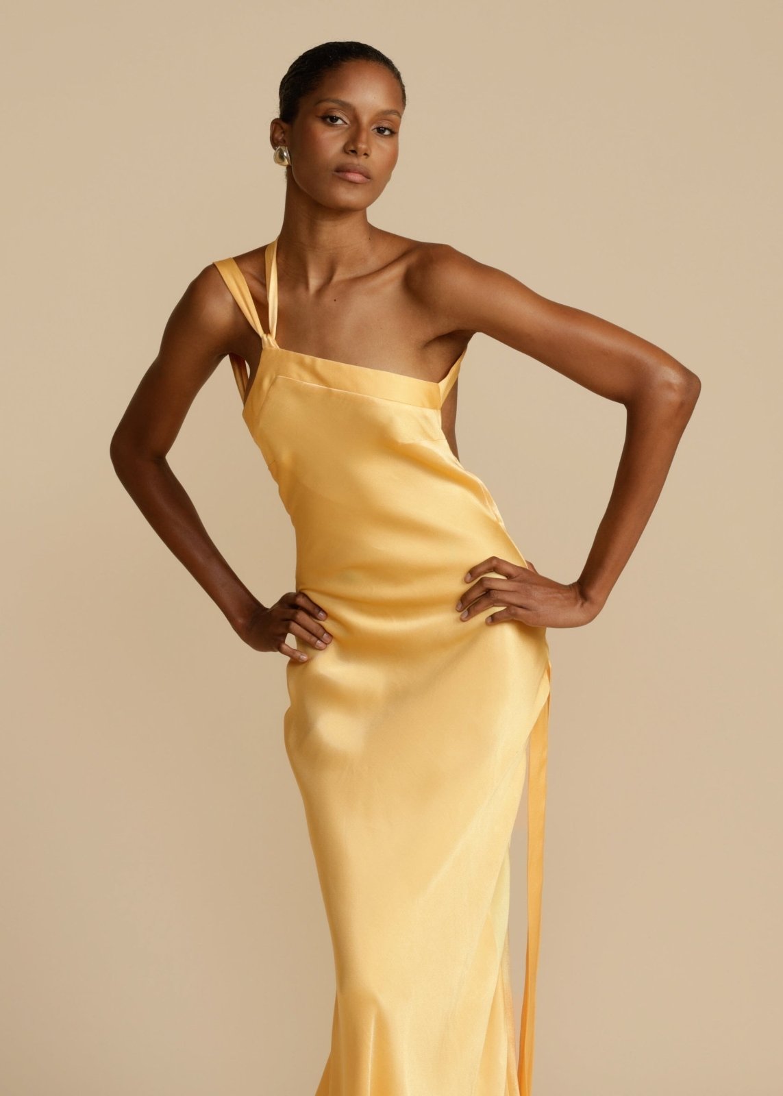 Sukienka maxi Livano Silk z eleganckimi ramiączkami